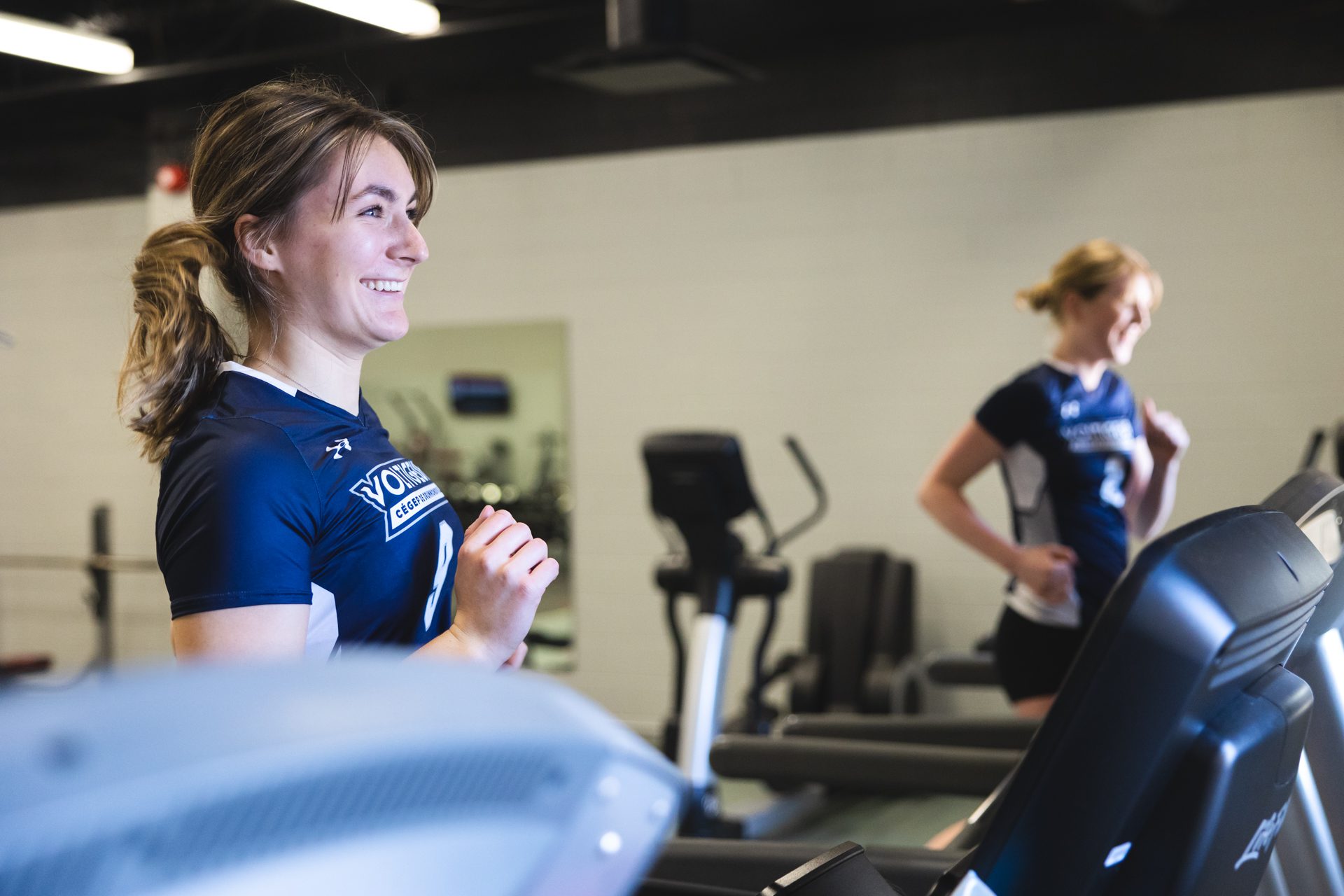 Étudiants à la salle de sport - gros plan sur les tapis roulants